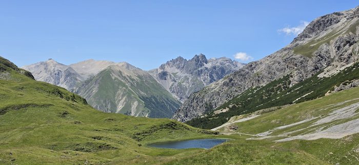 Górska dolina z niewielkim jeziorem