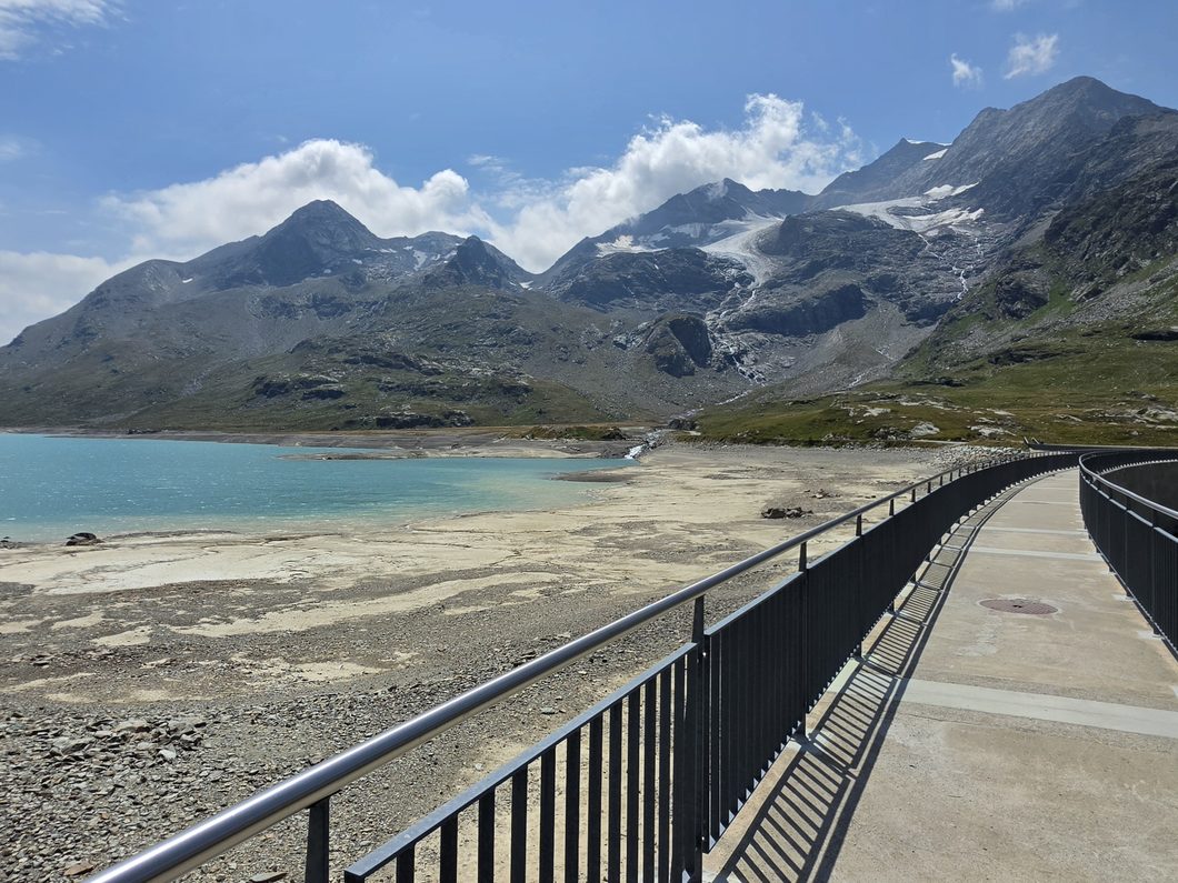 Droga wzdłuż Lago Bianco na przełęczy Bernina, w tle ośnieżone szczyty
