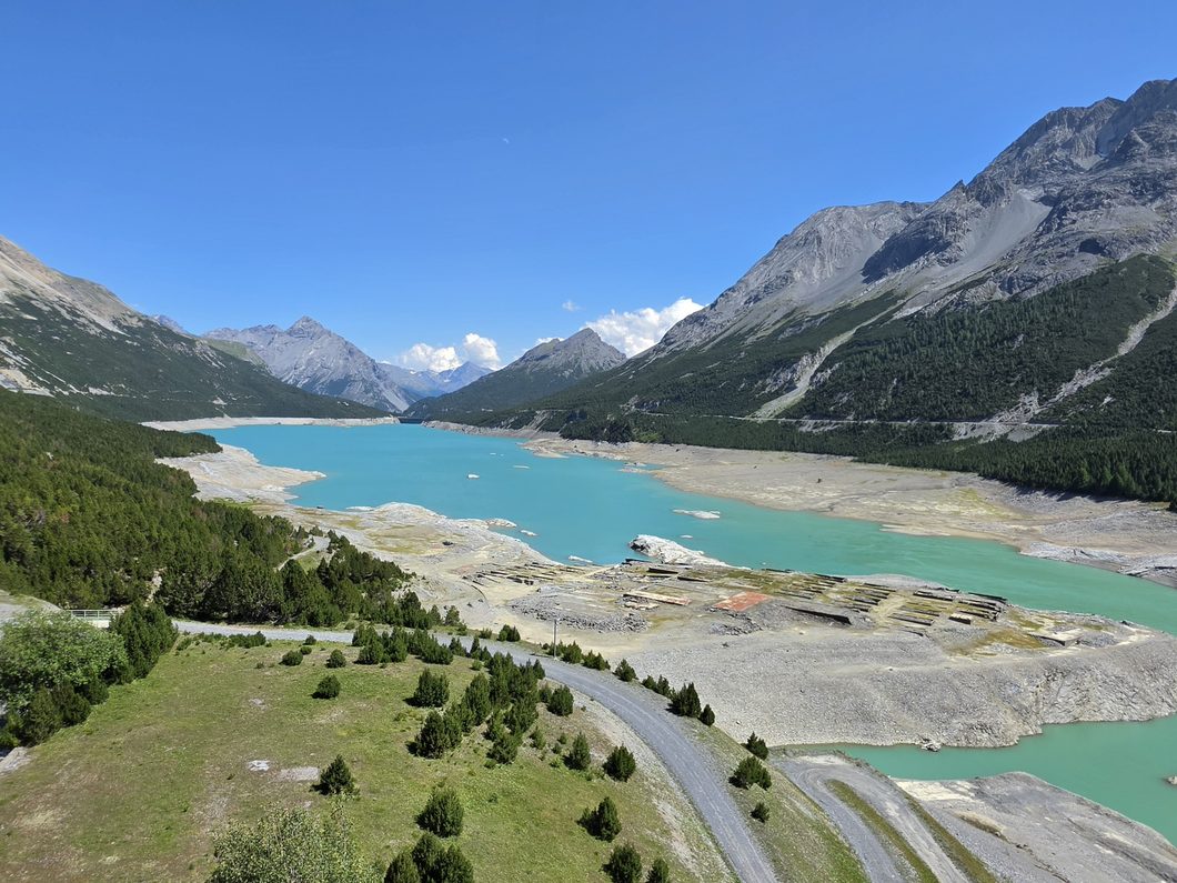 Turkusowe Lago di Livigno widziane z góry, w tle alpejskie szczyty