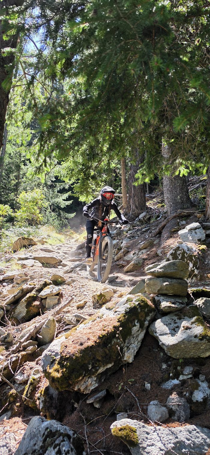 Rowerzysta na kamienistym leśnym singlu nad Poschiavo