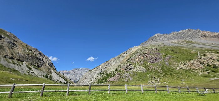 Skalista dolina pod bezchmurnym niebem