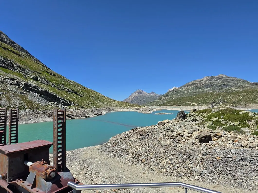 Lago Bianco na przełęczy Bernina